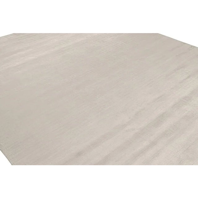 Contemporary 2010s Rug & Kilim’s Plain Modern Rug in Solid Silver and Off-White Tone-on-Tone - 13x17 For Sale - Image 3 of 7