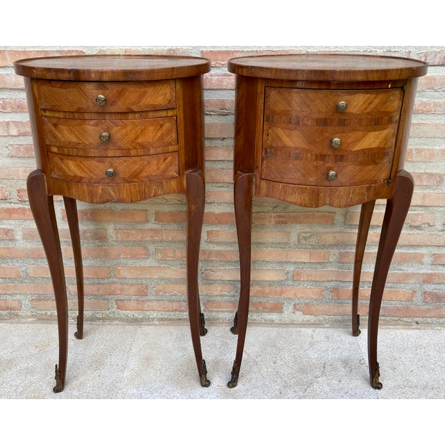 1930s Pair of French Louis XV Style Marquetry Nightstands With Drawers and Cabinet For Sale - Image 6 of 15