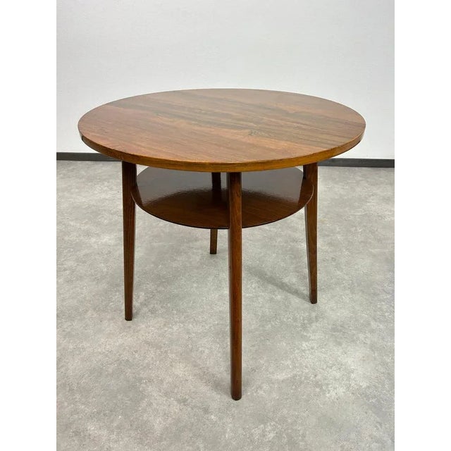 Mid-century modern round coffee table in very nice original condition.
