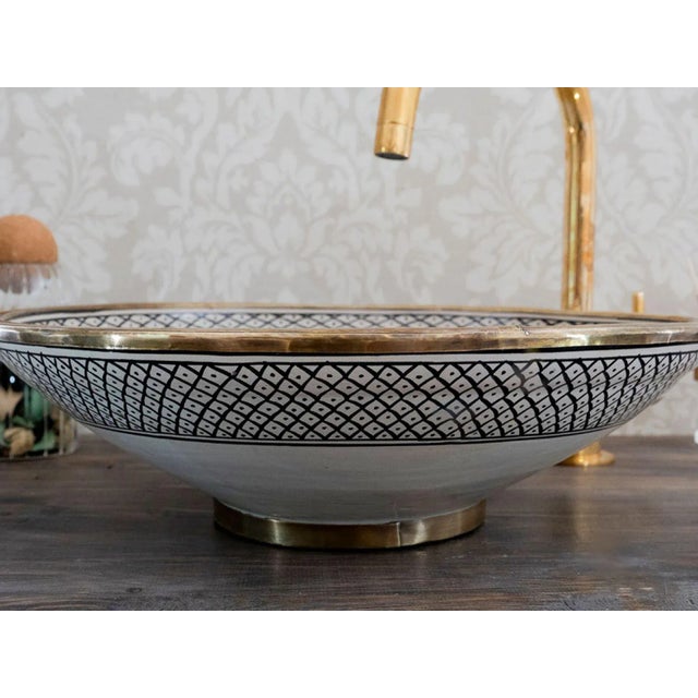 Introducing Linda, a premium quality round pottery sink bowl designed to elevate the aesthetic appeal of your bathroom....