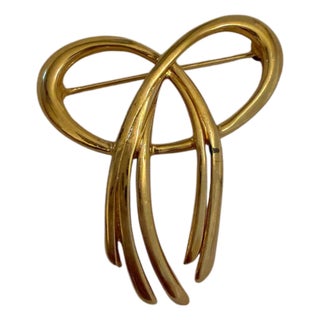 Mid 20th Century Crown Trifari Gold Ribbon Bow Pin Brooch For Sale