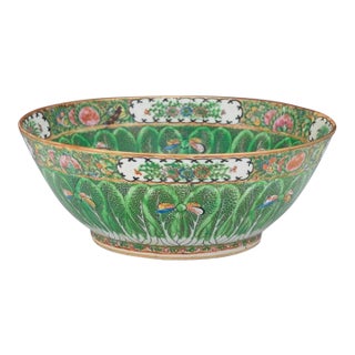 Late 18th Century Chinese Famille Verte Porcelain Bowl With Floral Detail For Sale