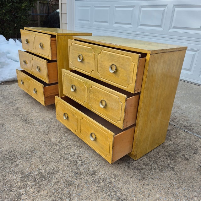 Yellow Mid 20th Century 3-Drawer Chests Dressers Night Stands, Manner Dorothy Draper & t.h. Robsjohn-Gibbings - A Pair For Sale - Image 8 of 14