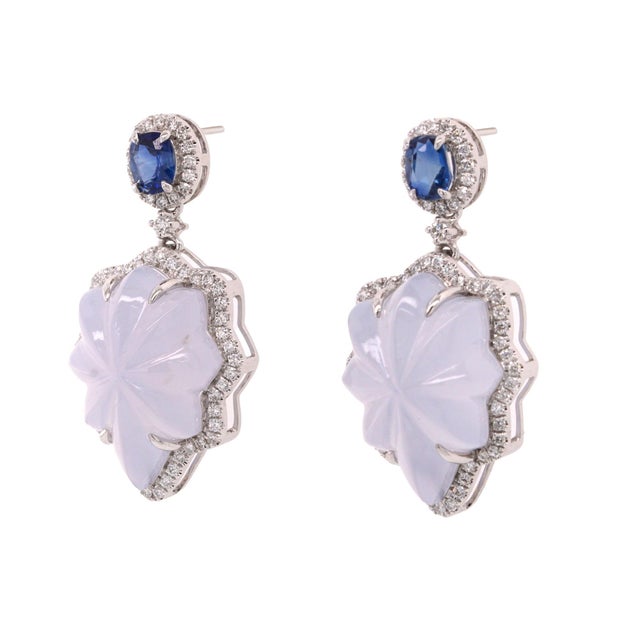 Elegant and sculptural, these carved chalcedony drop earrings showcase a harmonious blend of colour, texture and...