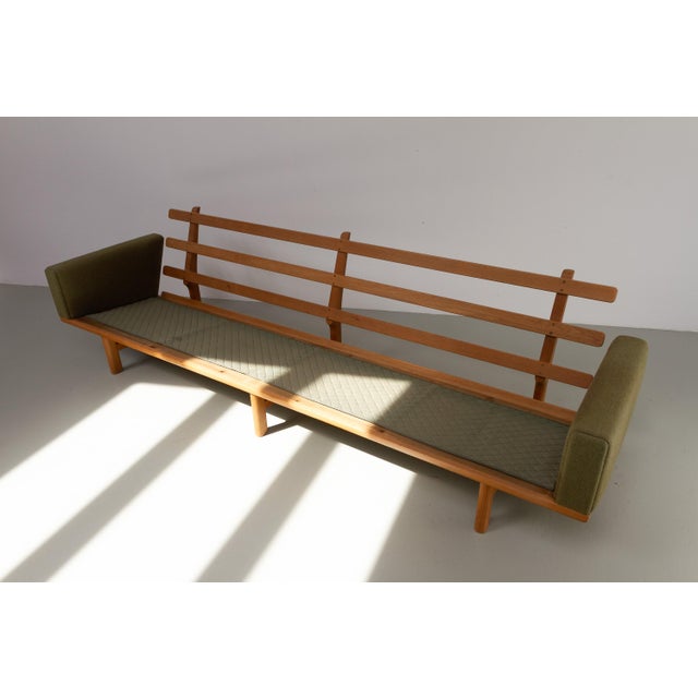 Danish Modern Oak Sofa GE-236/4 by Hans J. Wegner for Getama, 1960s. For Sale - Image 4 of 18