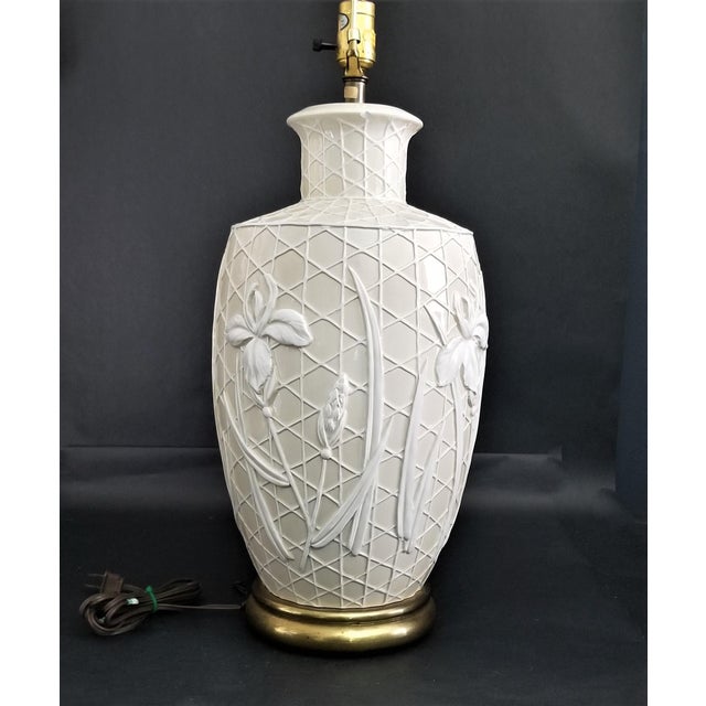 Chapman Manufacturing Company 1979 Large Chapman Iris Table Lamp For Sale - Image 4 of 11