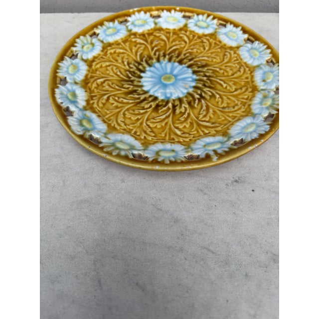 Rustic Majolica White Daisies Plate Villeroy Boch Circa 1900 For Sale - Image 3 of 4