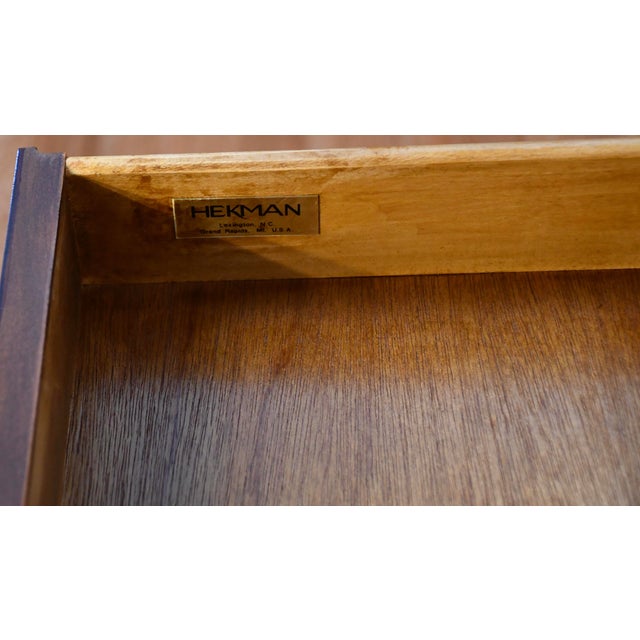 1950s Pair of Vintage Hekman Cherry Inlaid Drop-Leaf Pembroke Side Tables / End Tables For Sale - Image 13 of 18