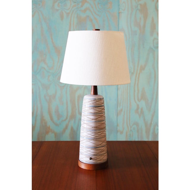 A highly collectable 1960s lamp designed by Jane and Gordon Martz of Marshall Studios in Veedersburg Indiana. These lamps...