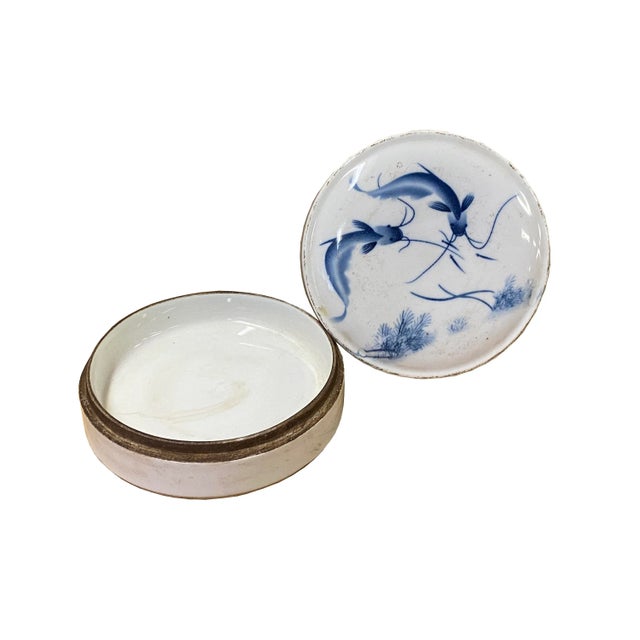 Chinoiserie Chinese Blue White Porcelain Fishes Graphic Round Box Display For Sale - Image 3 of 5