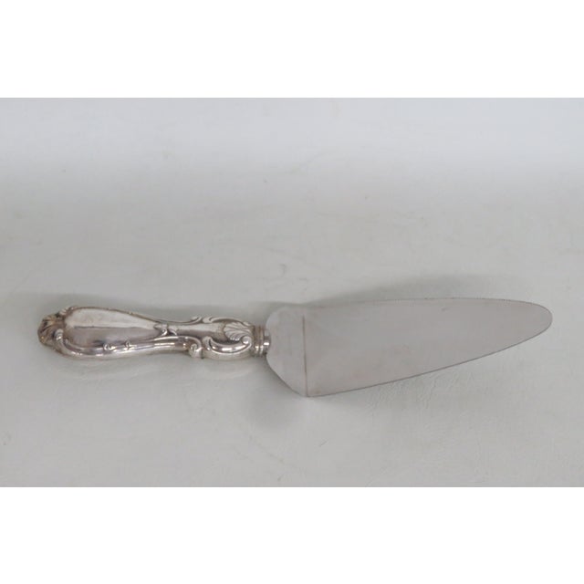 This gorgeous Pie / Cake Server is made of stainless steel and sterling silver. This wonderful serving utensil features an...