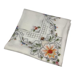 1950s Hand-Embroidered Linen Tablecloth With Gray Scalloped Edging For Sale