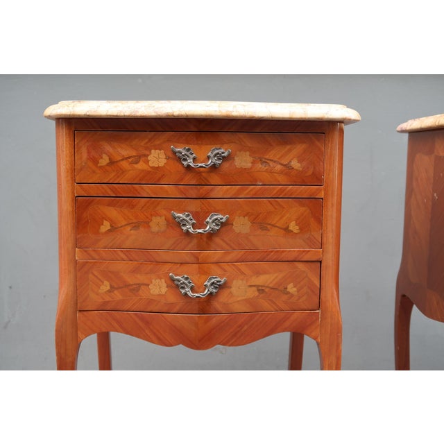 Antique Pair of French Louis XV Style Inlaid Side Tables or Nightstands. For Sale - Image 4 of 13