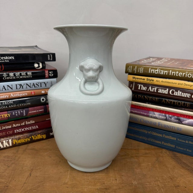 Early 20th Century White Glazed Ceramic Vase with Foo Dog Handles For Sale - Image 5 of 9