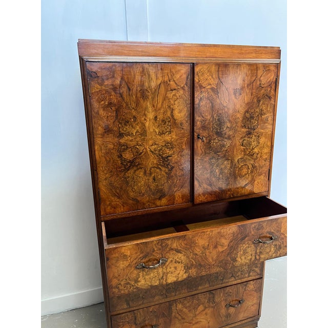 Art Deco Burr Walnut Tallboy Chest of Drawers, 1930s, in Flawless conditions. Designed 1920 to 1949