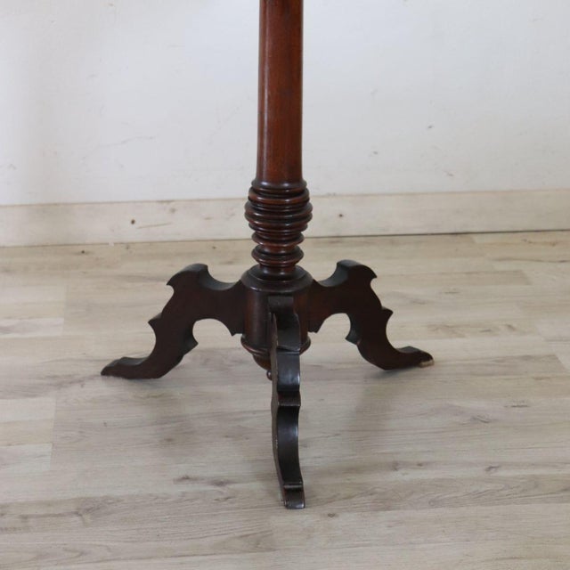 We offer this splendid 19th-century Italian walnut gueridon table. This extremely refined table features distinctive...