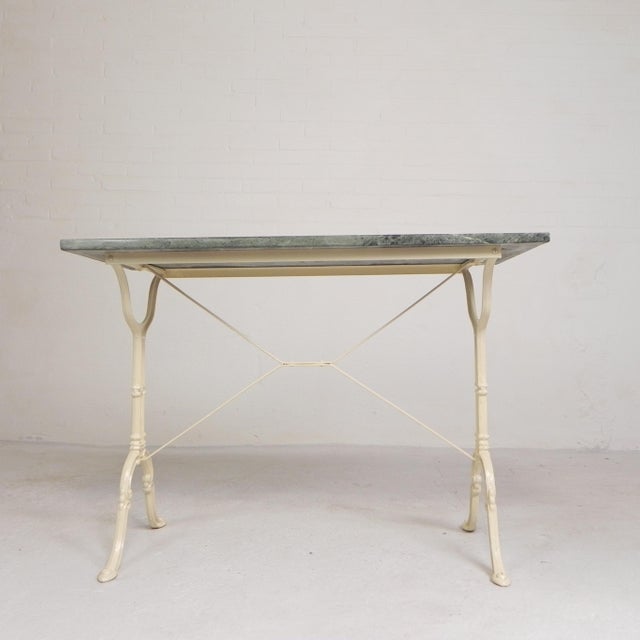 This table is easy to move in two stages. The marble top rests freely on the cast iron frame. Height: 71 cm. Width: 100...