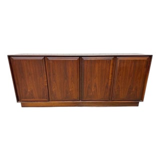 Mid-Century Modern Dillingham Walnut Sideboard For Sale