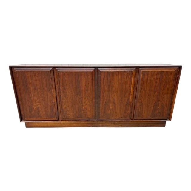 Mid-Century Modern Dillingham Walnut Sideboard For Sale