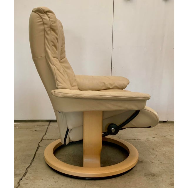 Mid-Century Modern 1970s Attributed to Ekornes Stressless Adjustable Sandstone Leather Recliner Ottoman Norway Medium For Sale - Image 3 of 15