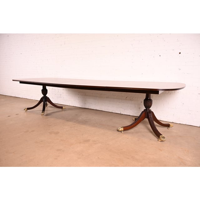 An exceptional Georgian or Regency style double pedestal extension dining table In the manner of Baker Furniture USA, Late...