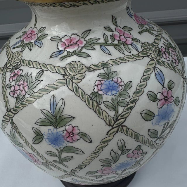 Mid 20th Century Chinoiserie Rope Trellis and Floral Patterned Table Lamp For Sale - Image 9 of 10