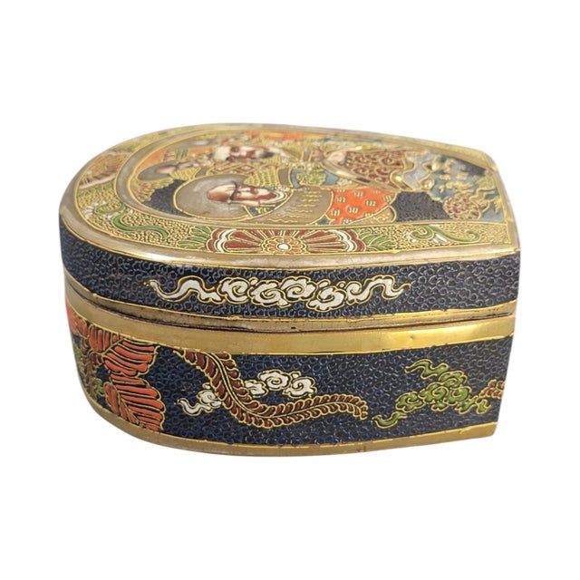 Exceptional Japanese Satsuma Earthenware Box by Tōshōzan For Sale - Image 11 of 13