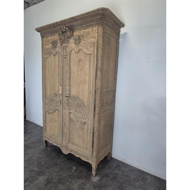 Norman Wedding Armoire in Stripped Oak with Dove-Adorned Pediment, in Very Good conditions.