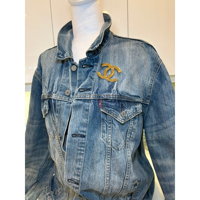 Gold Tone Metal Interlocking C C Brooch With Paris Stamp This brooch features an interlocking c motif in a high shine gold...