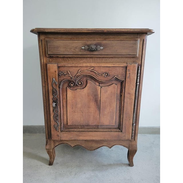 The door closes with a key and lock. Everything works. Useful interior drawer dimensions: 45x7x35 Shelf: 60x40cm Low...