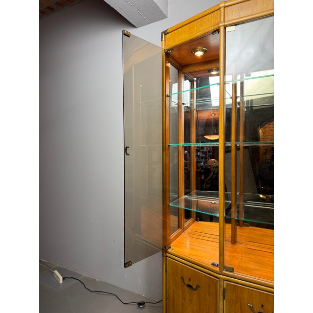 Mid-Century Modern Mid-Century Illuminated Vitrine Cabinet with Refined Integrated Brass Inlaid Hardware from Drexel, USA, 1960s For Sale - Image 3 of 6