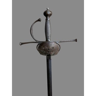 17th century shell-shaped rapier with a taza For Sale