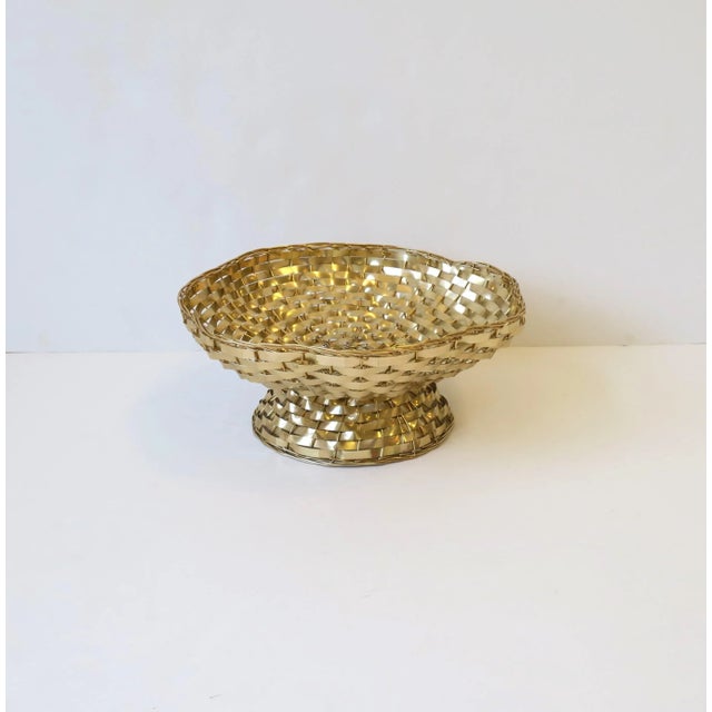 Wood Italian Gold Wire Wicker Compote Basket with Scalloped Edge For Sale - Image 7 of 13
