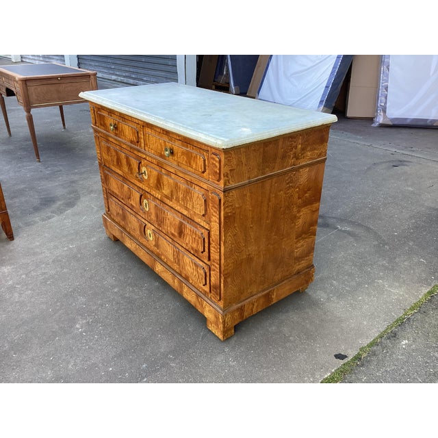 French Antique Birds-Eye Maple Antique Chest W/ Marble Top For Sale In New York - Image 6 of 13
