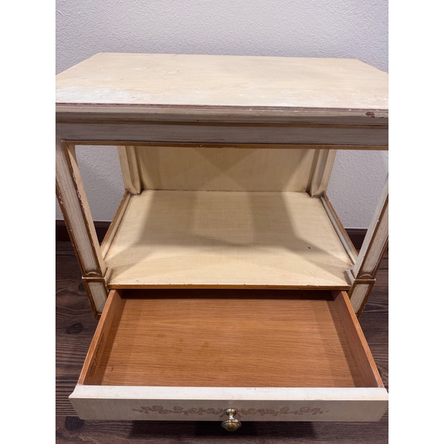 1960s Vintage John Widdicomb Cream & Gold Bedroom Suite W/ Mirror & Nightstands – Original Condition For Sale - Image 5 of 12