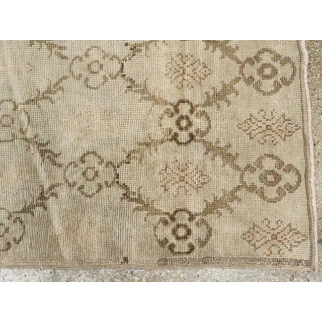 Ivory Galerie Shabab Collection Mid-20th Century Turkish Anatolian Accent Rug For Sale - Image 8 of 10