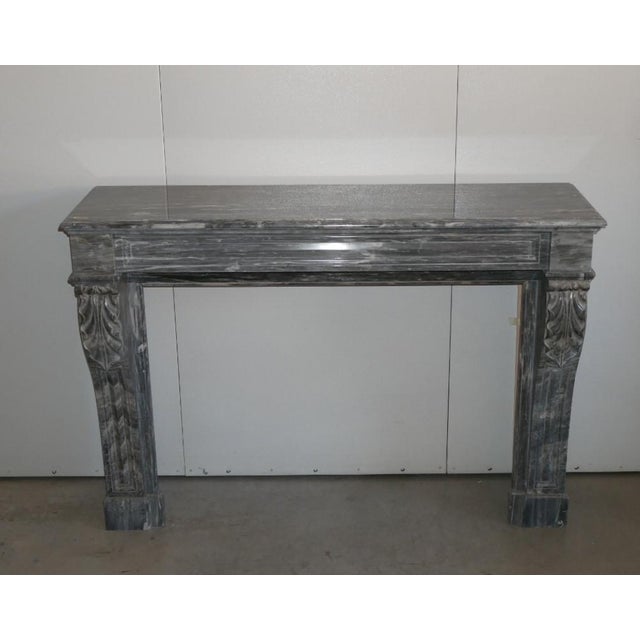 CODE 0579 Antique fireplace surround in gray marble Antique fireplace surround in gray Carrara marble. "Palmettes" model,...