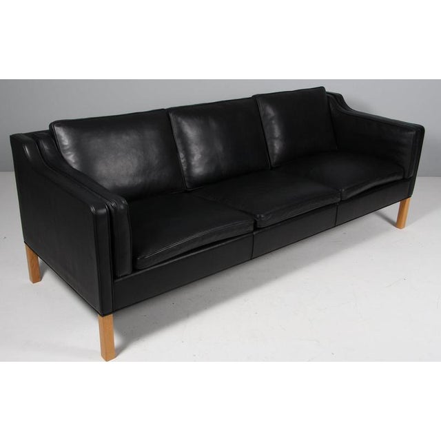 Børge Mogensen three-seat sofa with original cognac leather upholstery. Legs of oak. Model 2213, made by Fredericia...