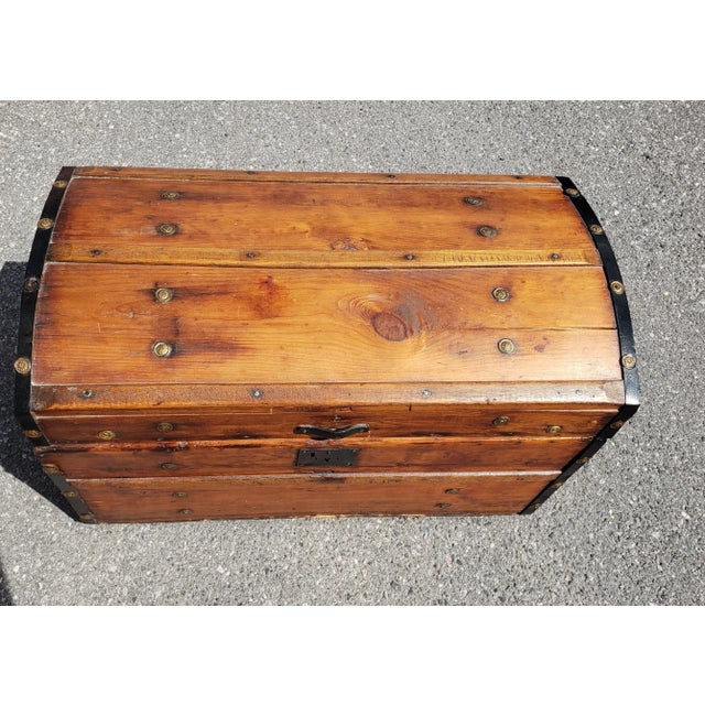 Early American Style Refinished Pine and Metal Blanket Chest / Trunk, Circa 1920 For Sale In Washington DC - Image 6 of 10