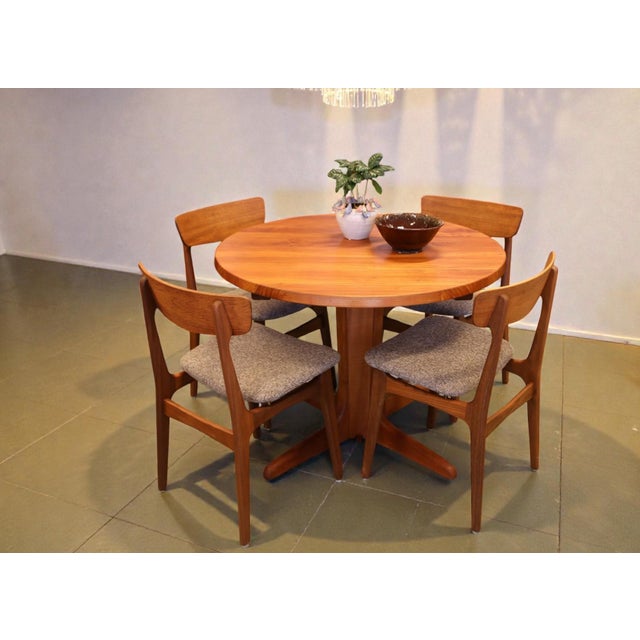 Danish Round Dining Table in Teak with Double Extension Leaves, 1960s, in Flawless conditions. Designed 1960 to 1969