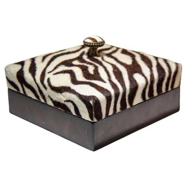 Large Post Modern 1980s Maitland Smith decorative box made of a square wood bottom covered in brown leather and top lid...