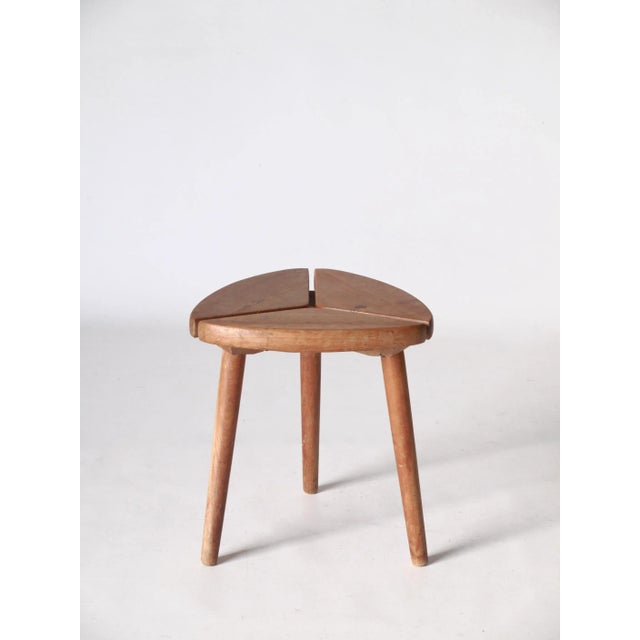 Scandinavian Tripod Pinewood and Beech Stool, 1950s, in Good conditions. Designed 1950 to 1959
