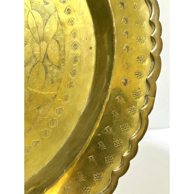Vintage Scalloped Brass Tray With Asian Floral Etching – Hollywood Regency Tray For Sale - Image 4 of 8