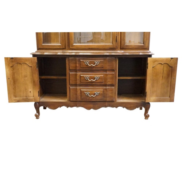 Wood Thomasville Furniture Tableau Collection Country French Provincial 50" Lighted Display China Cabinet 14121-410 For Sale - Image 7 of 16