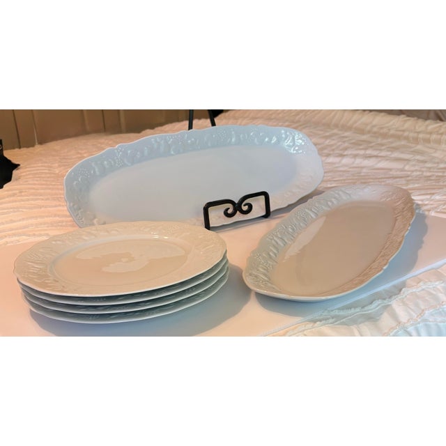 1990s PHDeshoulier’s Blanc De Blanc California Pattern Set of 12” 4 Dinner Plates and Two Matching 22 Inch Fish Platters. For Sale In Kansas City - Image 6 of 10