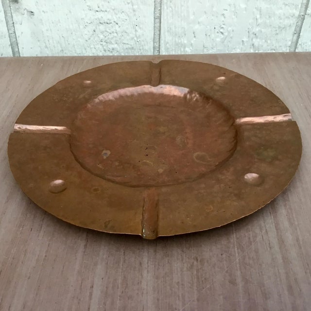 Roycroft ** 1920s Jarvie Arts & Crafts Hammered Copper Chargers A Pair For Sale - Image 4 of 5