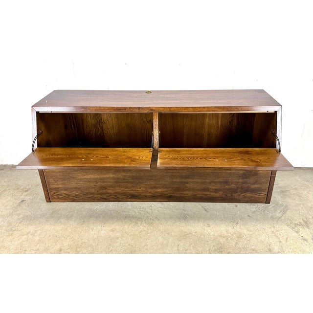 Henredon 1970’s Henredon ‘Scene One’ Campaign Style Oak & Brass Queen Storage Headboard For Sale - Image 4 of 12