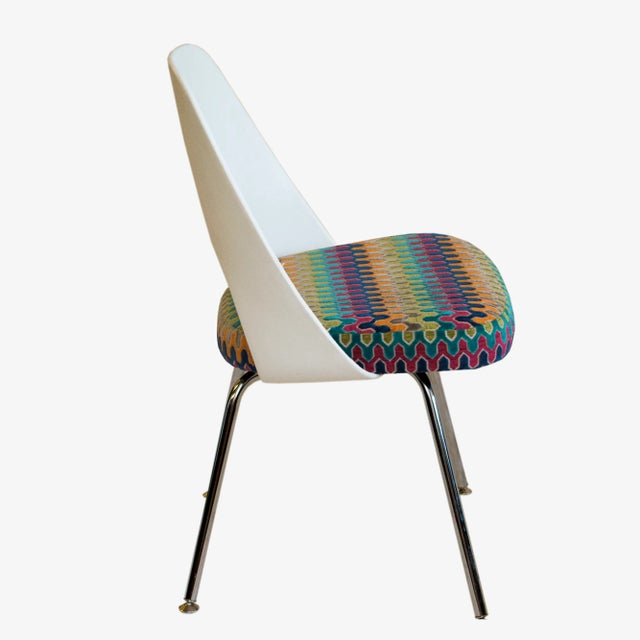 Mid-Century Modern Knoll Armless Saarinen Plastic-Back Side Chair in Colorful ZigZag Fabric For Sale - Image 3 of 7