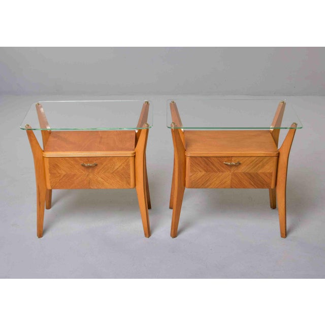 Mid-Century Modern Pair of Italian Mid-Century Blonde Walnut Bedside Tables With Elevated Glass Tops For Sale - Image 3 of 12