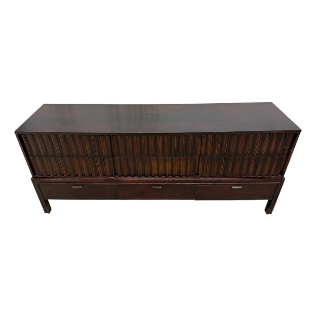1960s Mid-Century Modern Fluted Nine-Drawer Dresser For Sale